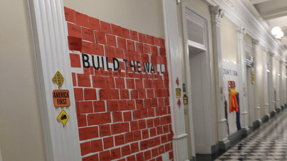 Piden a niños construir muro en fiesta de Halloween de la Casa Blanca