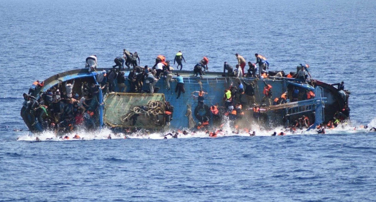 Recuperan siete cadáveres de naufragio de migrantes en Italia; suman 12 de posibles 20