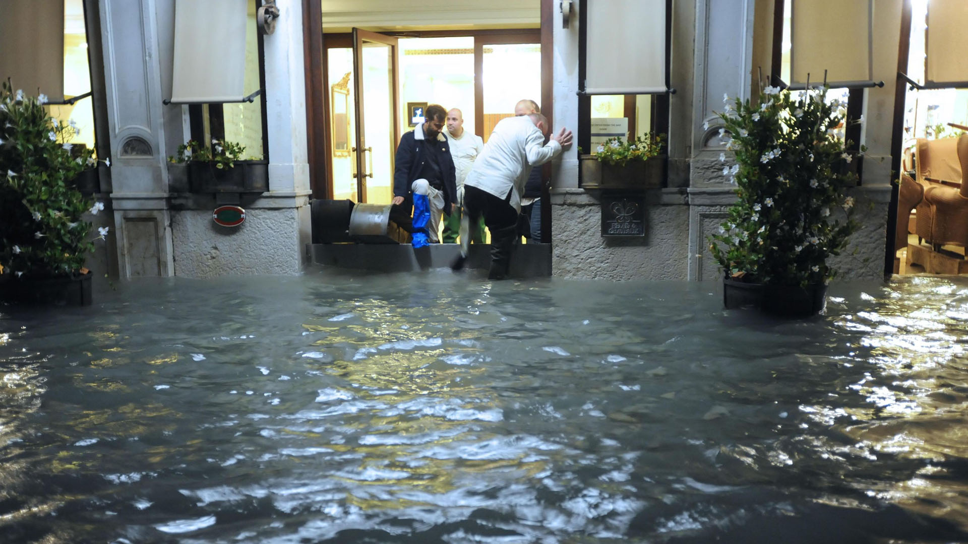 Venecia sufre 'devastación apocalíptica' por inundación - negocios-inundados-en-venecia