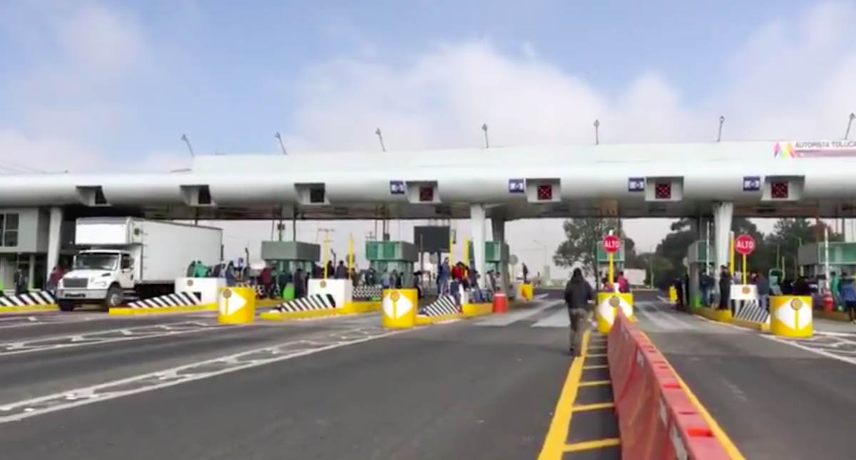 Normalistas toman la caseta de Atlacomulco