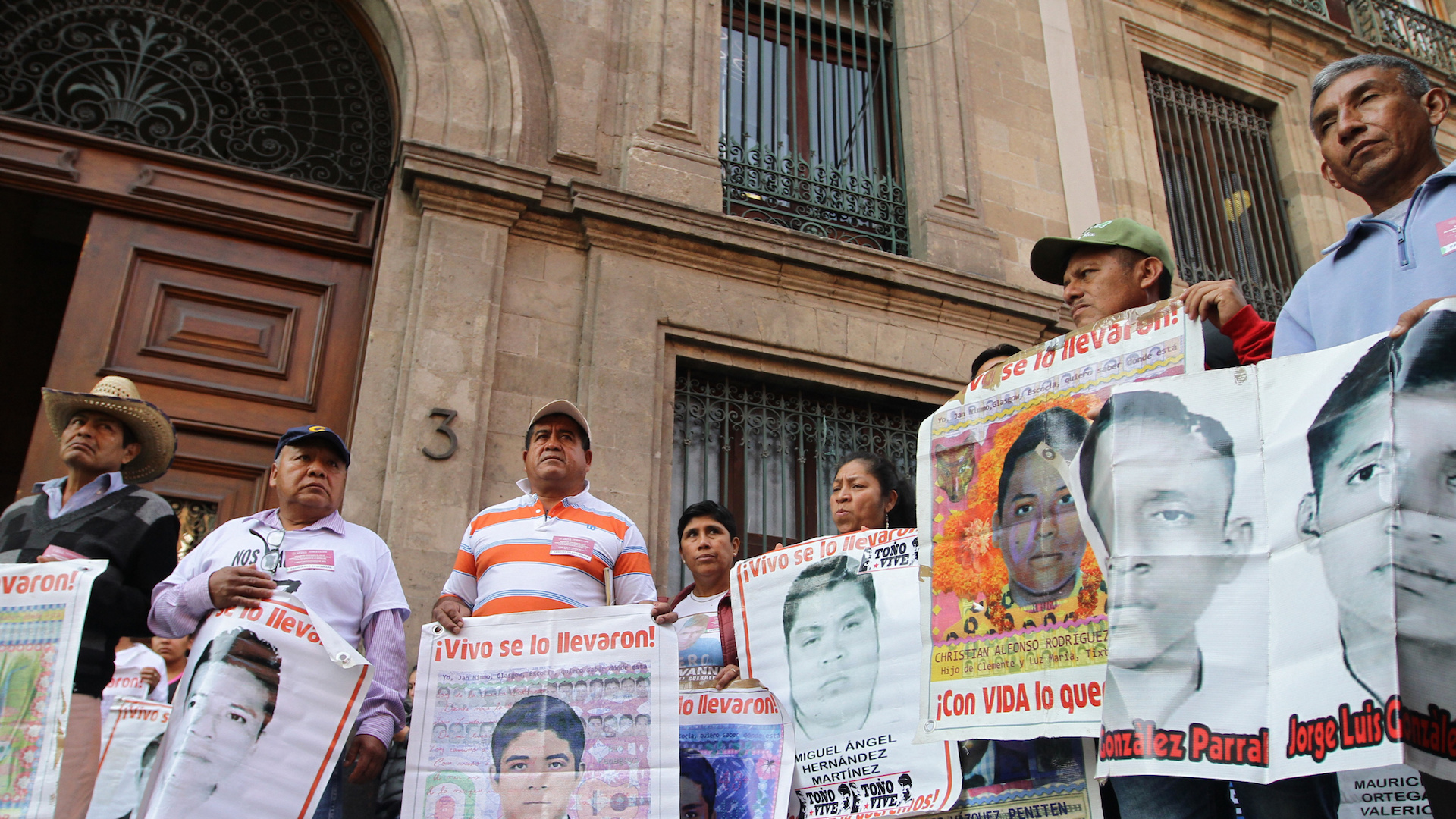 Recibe López Obrador a padres de los 43 normalistas
