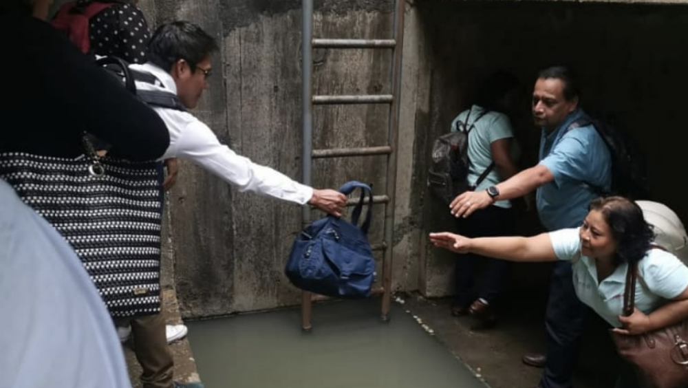 Funcionarios de Ciudad Judicial escapan de bloqueo a través de alcantarillas en Oaxaca