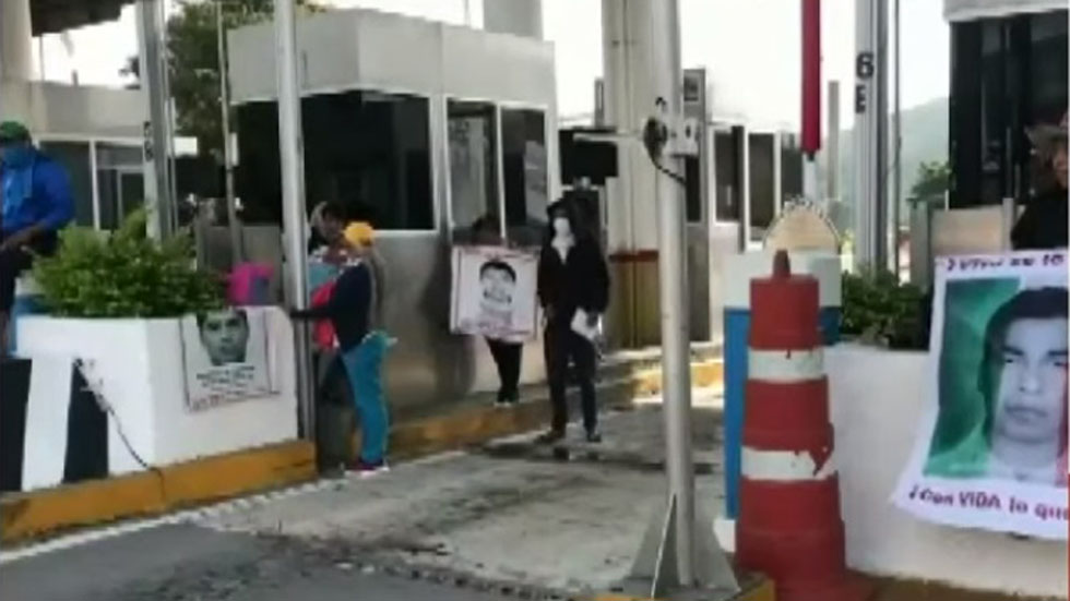Padres de los 43 normalistas de Ayotzinapa toman casetas de Guerrero