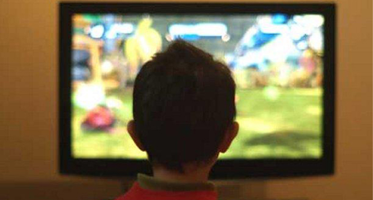 Niños pasan más tiempo de lo recomendado frente a una pantalla