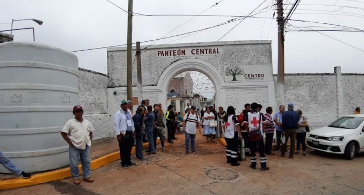 Visita López Obrador las tumbas de sus padres