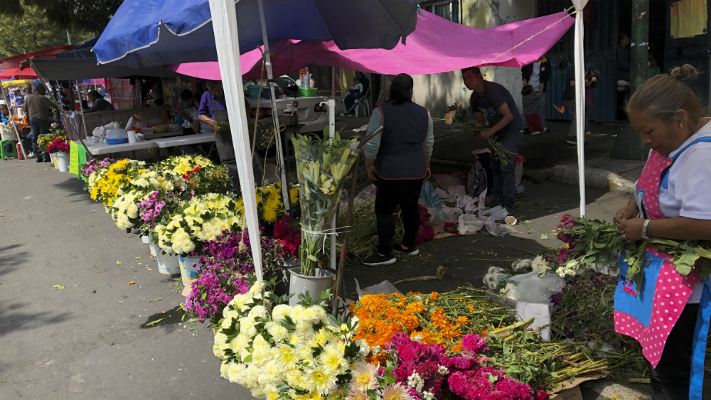 Cerca de 25 mil personas visitan panteones en Iztapalapa Cerca de 25 mil personas visitan panteones en Iztapalapa