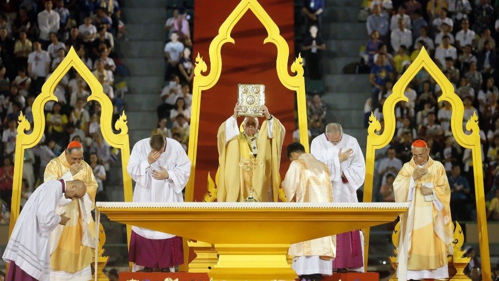 Papa denuncia en Bangkok el flagelo de la prostitución de niños y mujeres