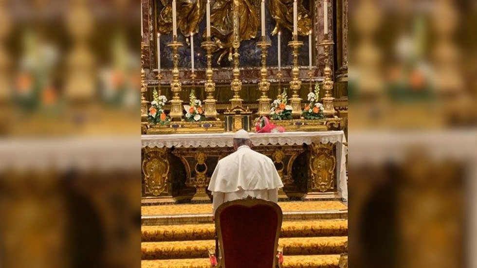 Papa Francisco viaja a Tailandia y Japón para clamar contra el desarme - papa-francisco-reza-a-la-virgen-por-su-viaje-a-asia-en-santa-maria-la-mayor