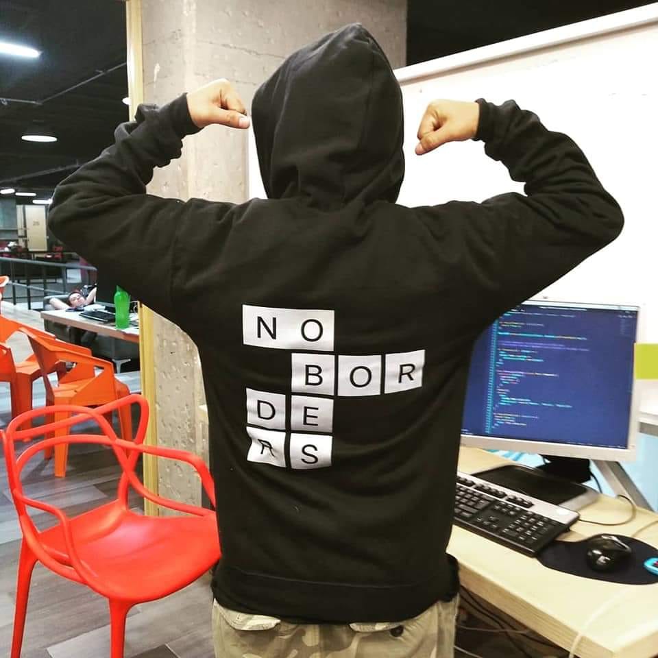 Escuela de programación da nueva vida a migrantes que retornan a México - participante-de-hola-code-con-sudadera-que-reza-sin-muros