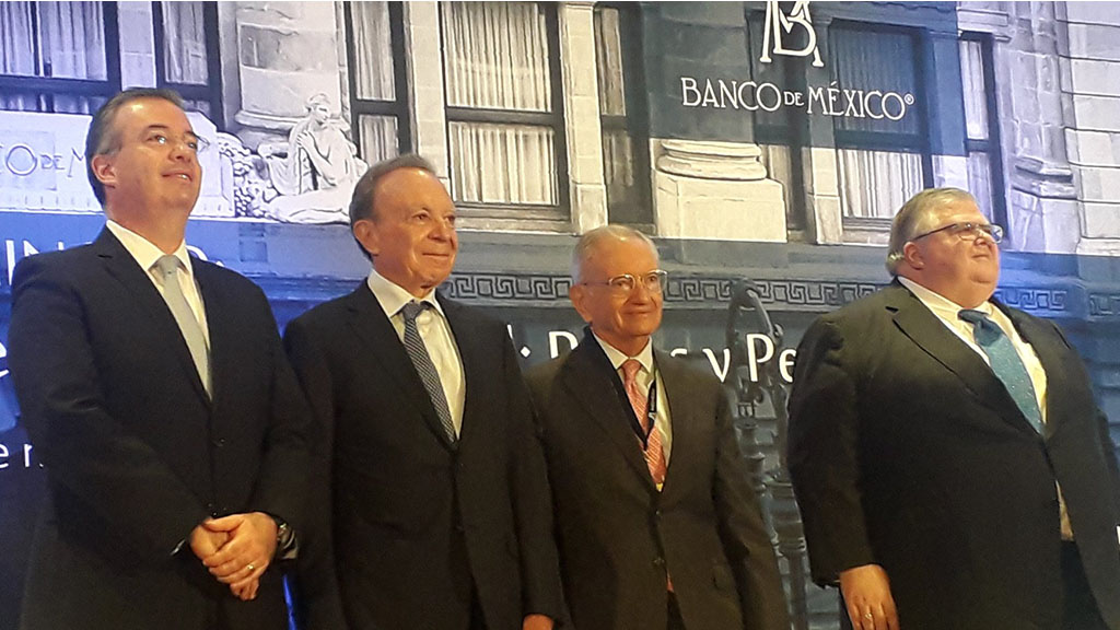 Carstens llama a Banxico a coadyuvar con el Gobierno para impulsar la economía - participantes-al-festejo-de-los-primeros-25-anos-de-autonomia-del-banxico