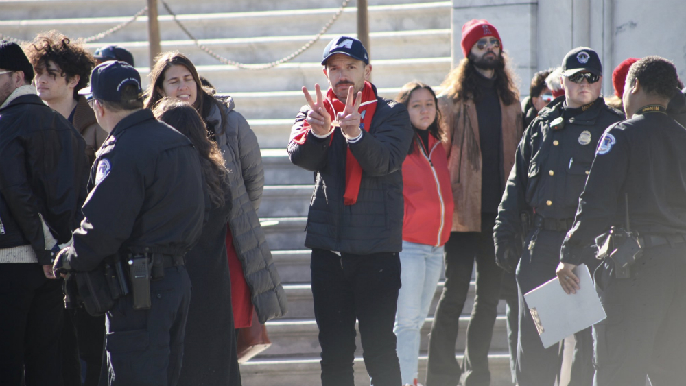Arrestan a Paul Scheer en protesta climática de Jane Fonda