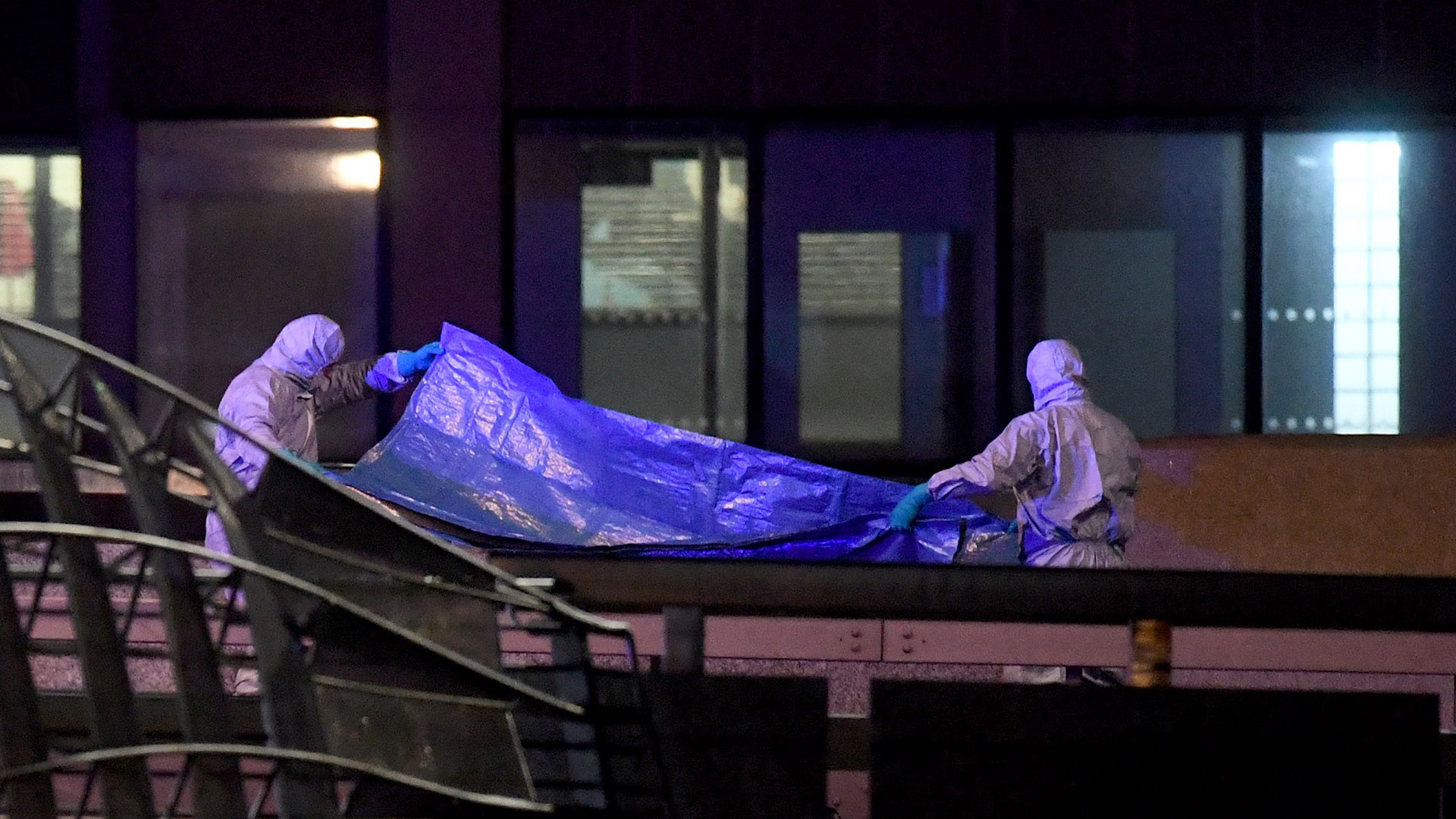 #Video El hombre que desarmó al atacante del Puente de Londres - peritos-forenses-en-escena-de-ataque-en-puente-de-londres