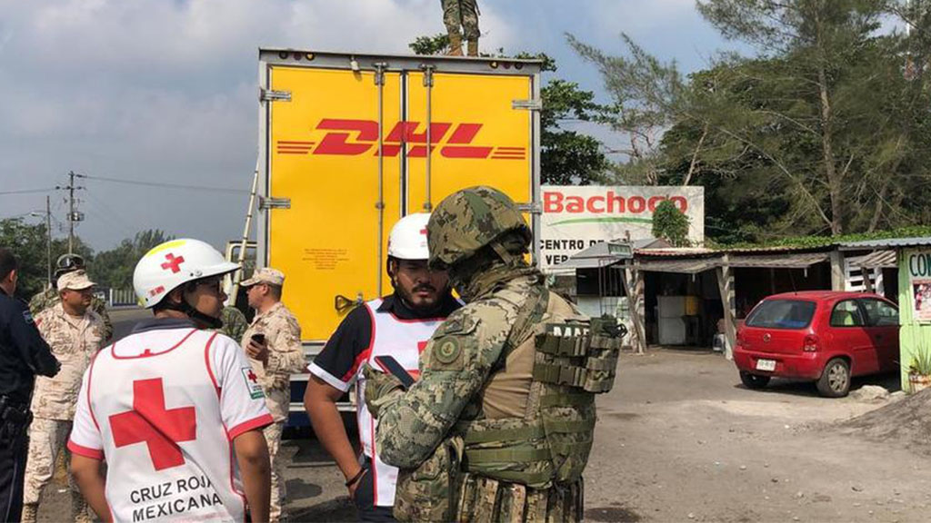 Rescatan en Veracruz a 80 migrantes que viajaban en camión