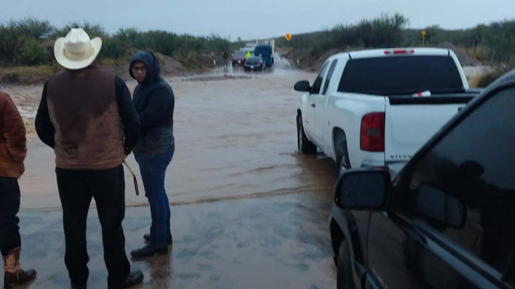 Suspenden clases en 66 municipios de Sonora por mal clima - personas-varadas-en-camino-por-crecida-de-cauce