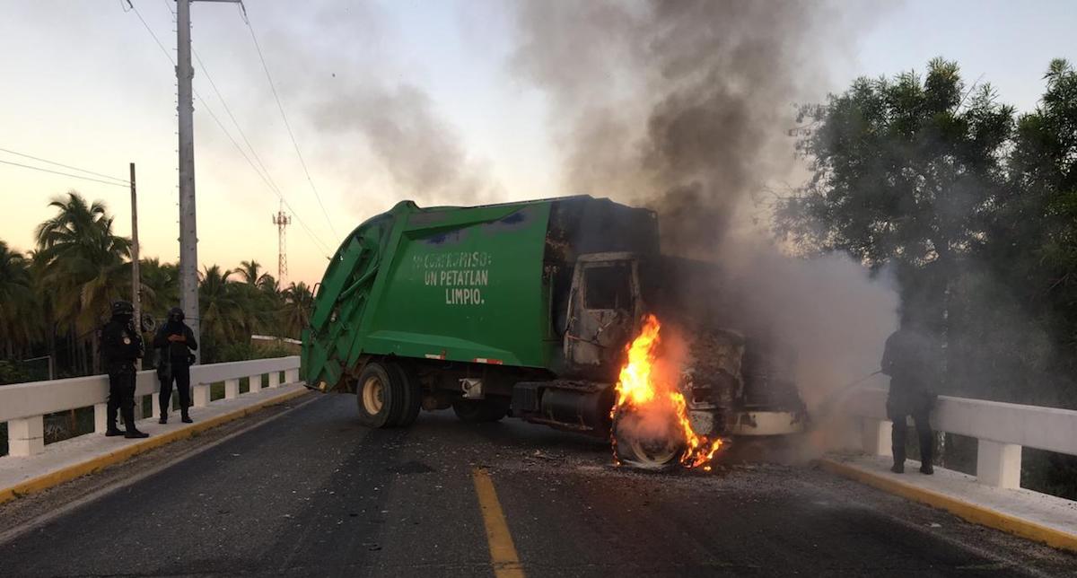 Sujetos armados incendian camiones y bloquean carretera en Petatlán, Guerrero