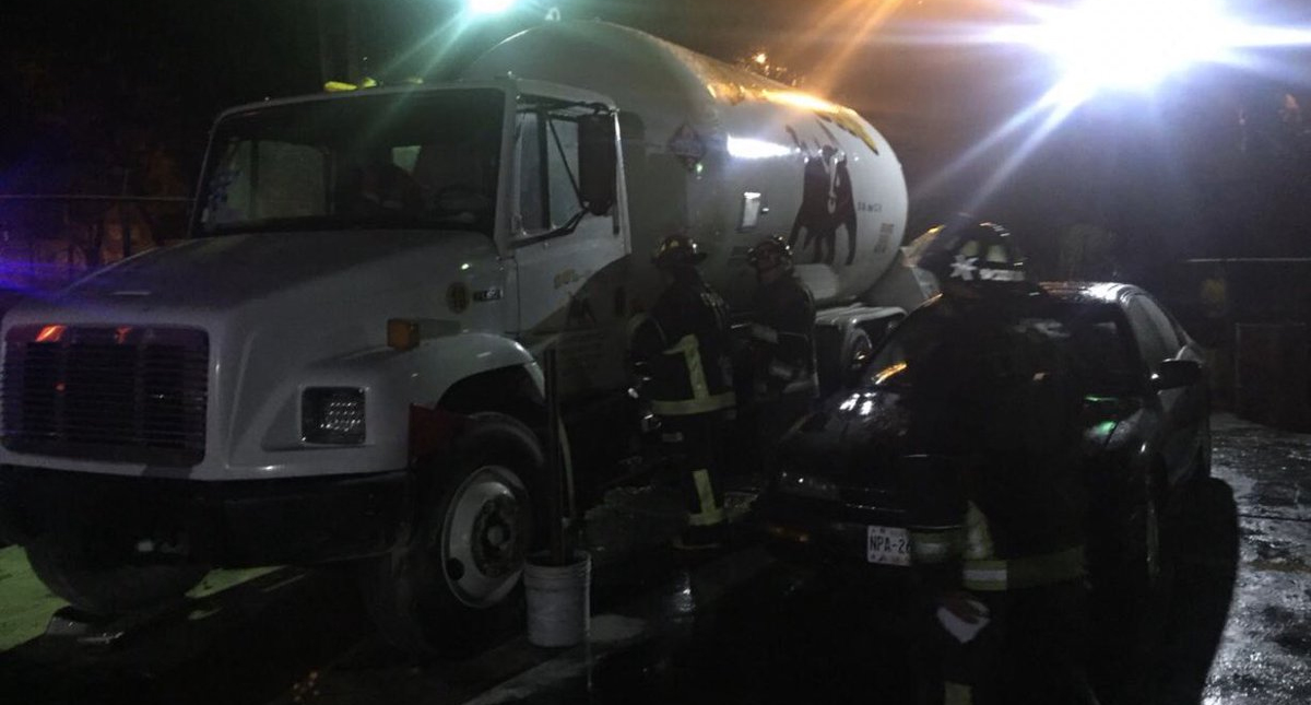 Vecinos sofocan flamazo en pipa de gas en la Agrícola Oriental