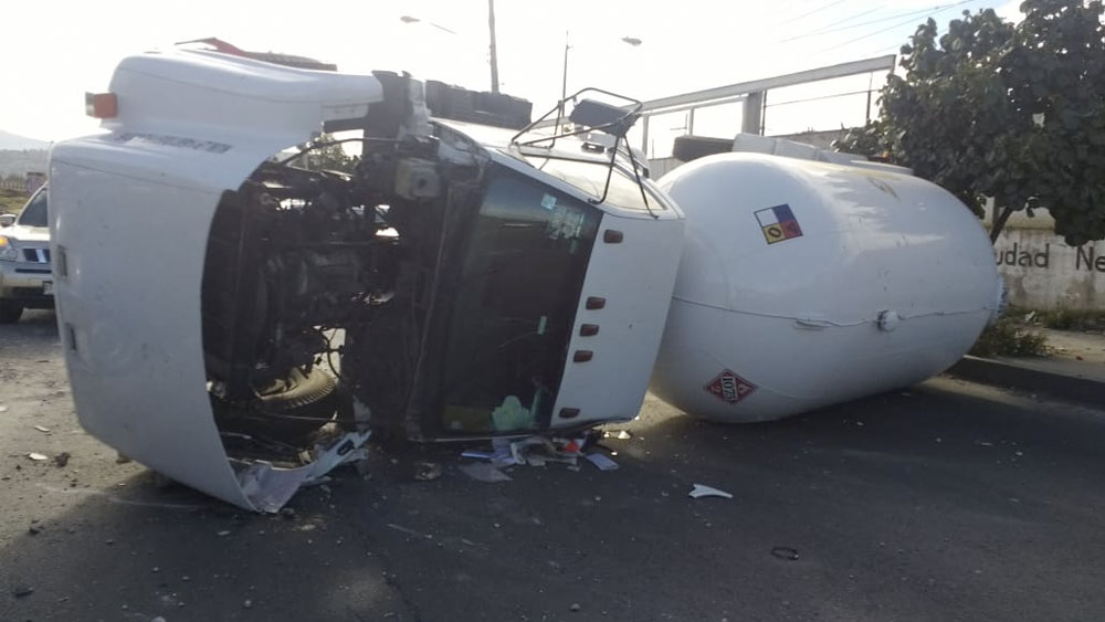 Volcadura de pipa de gas provoca desalojo de escuelas en Neza