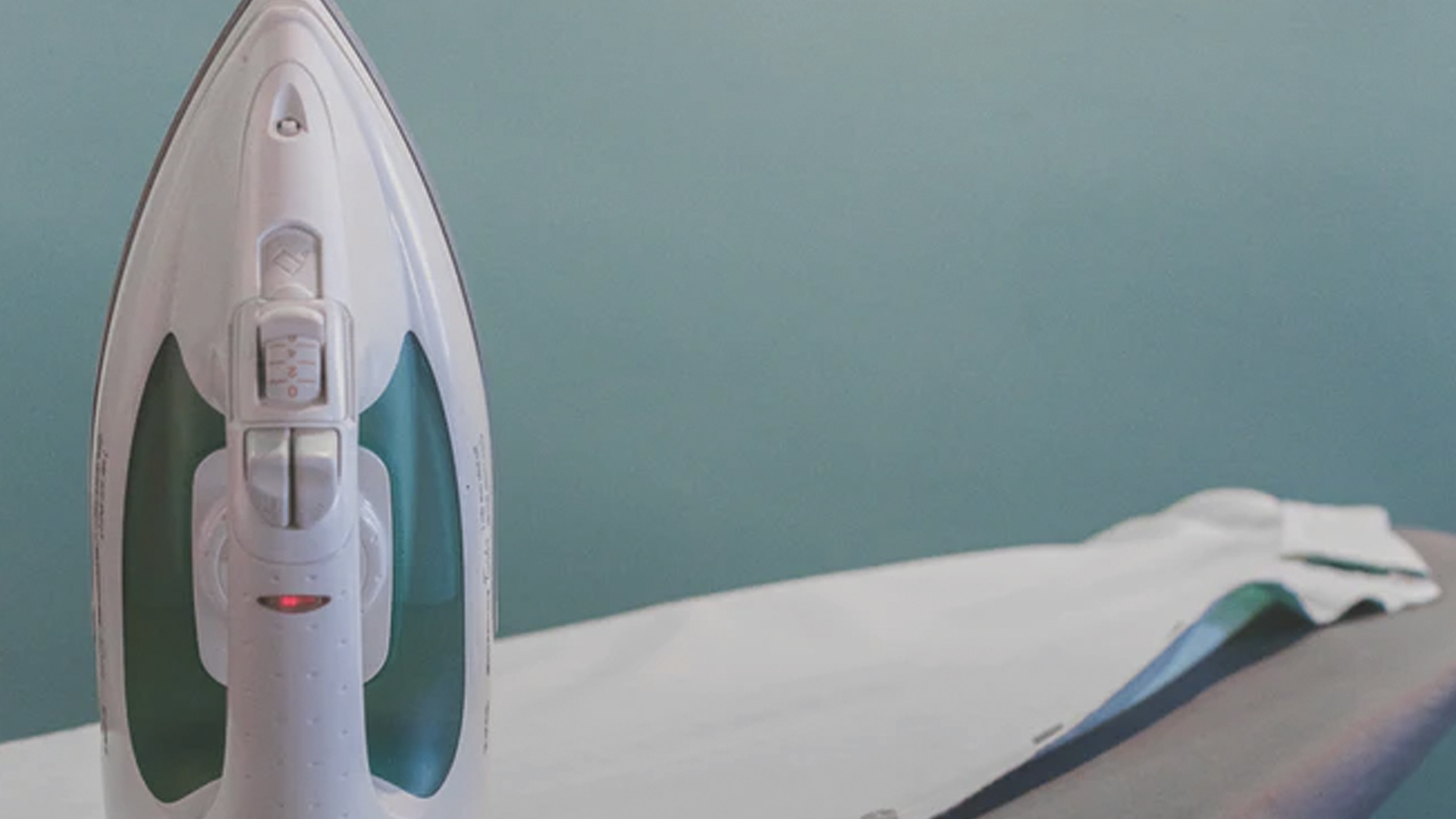 Mujer quema pies con una plancha a su hija por haberla desobedecido