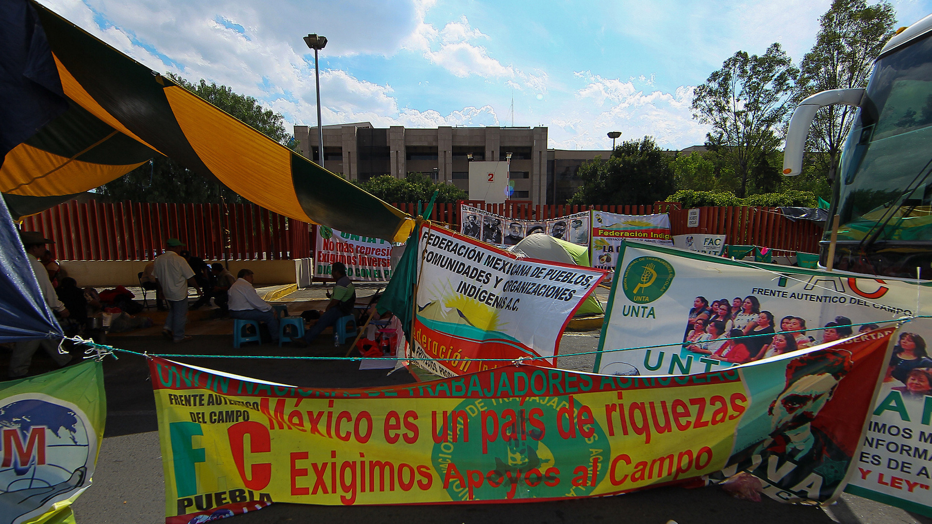 Diputados posponen para el miércoles la aprobación del Presupuesto. El Congreso sigue sitiado