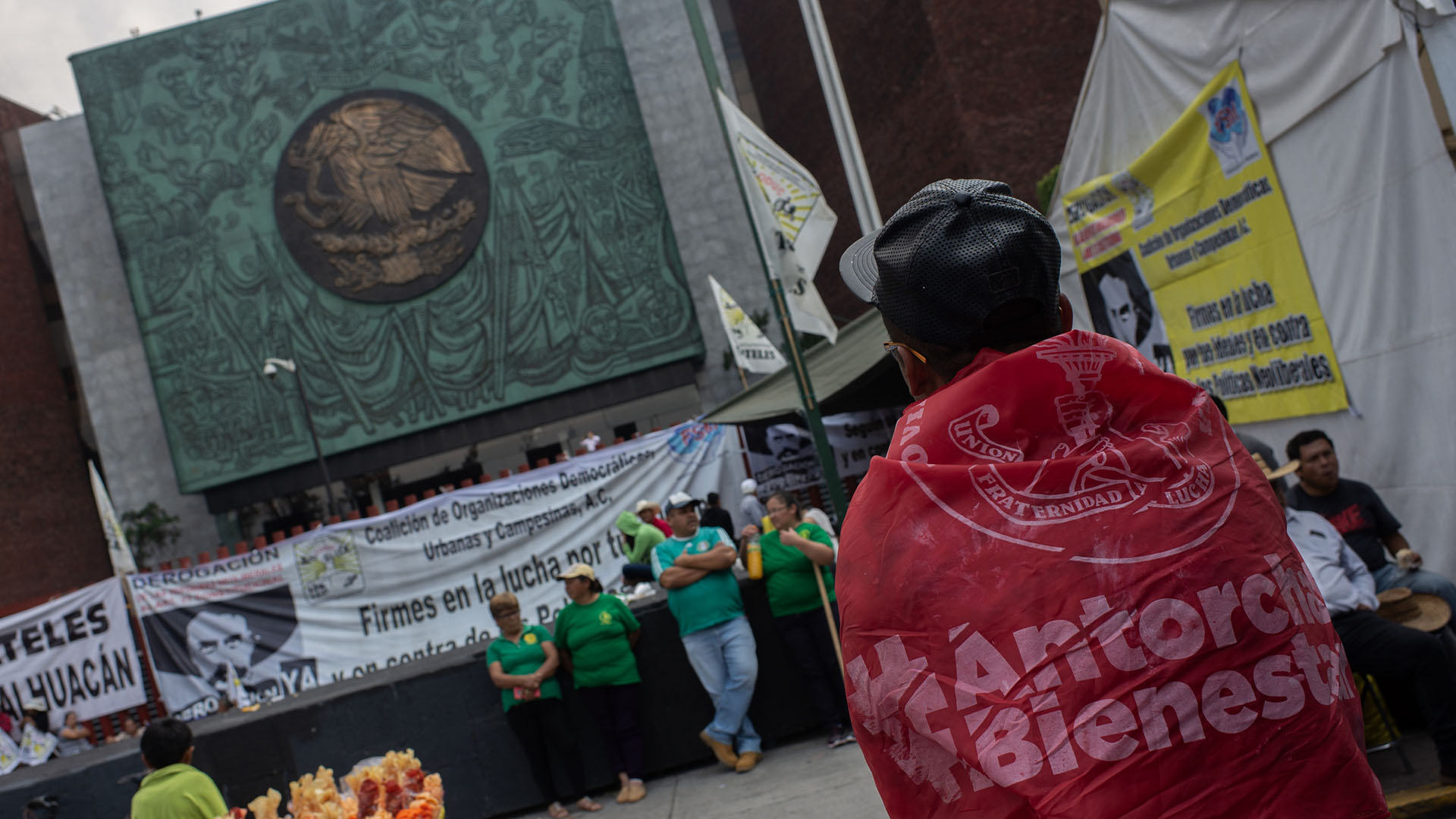 Campesinos y alcaldes negocian más recursos con diputados