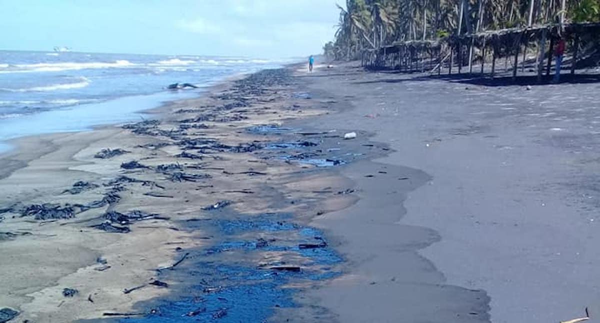 Cierran playas en Paraíso, Tabasco, por derrame de hidrocarburo