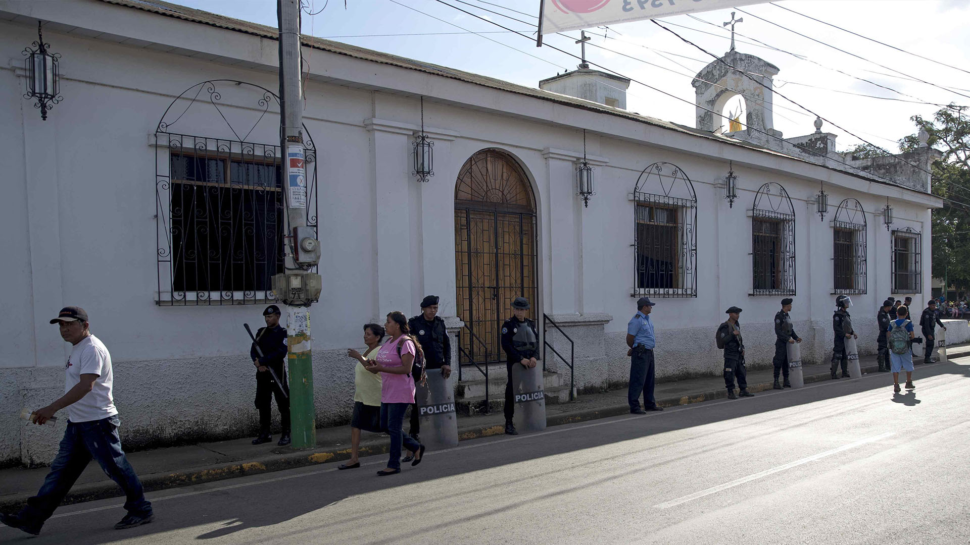 Iglesias de Nicaragua padecen represión del gobierno de Ortega - policia-asedia-iglesia-en-nicaragua
