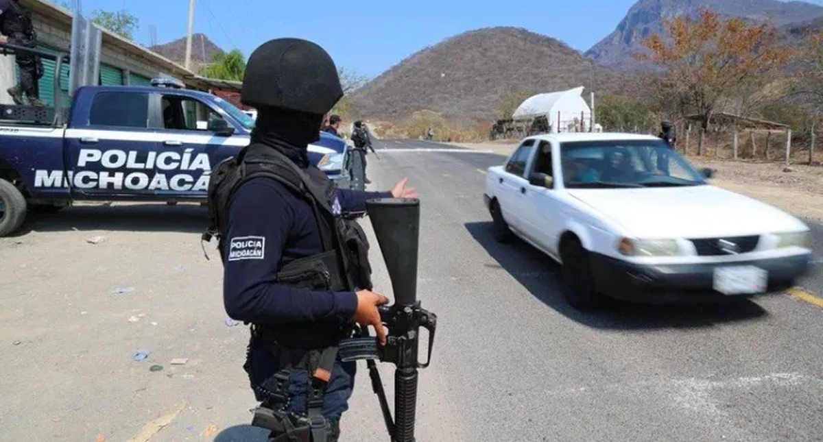 Detienen a tres hombres implicados en agresión a policías de Michoacán