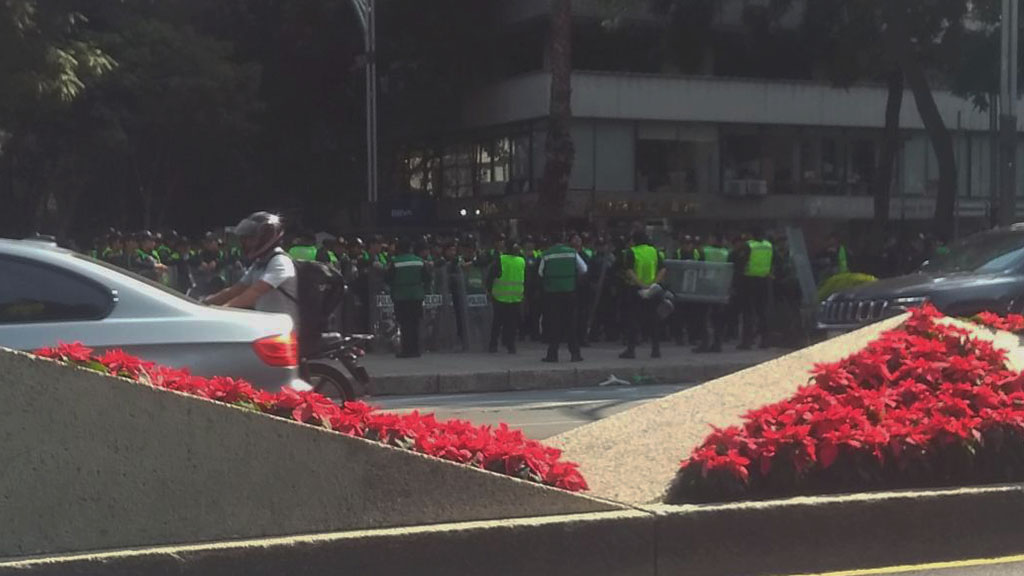 Arriban mujeres policías a Paseo de la Reforma por marcha ‘Ni una Menos’