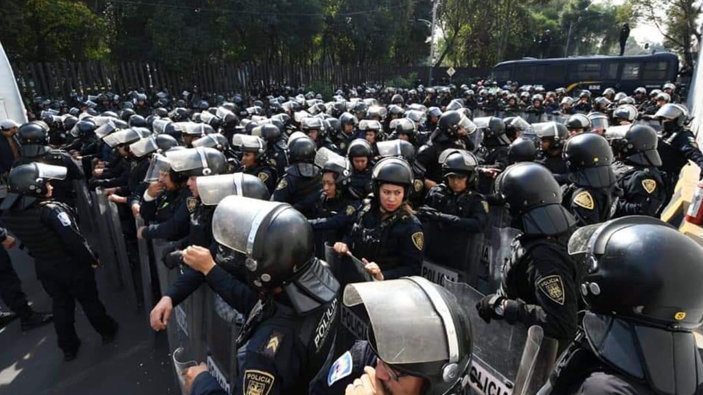 Policías encapsulan a campesinos en San Lázaro; impedirán que se movilicen a Expo Santa Fe Policías encapsulan a campesinos en San Lázaro; impedirán que se movilicen a Expo Santa Fe