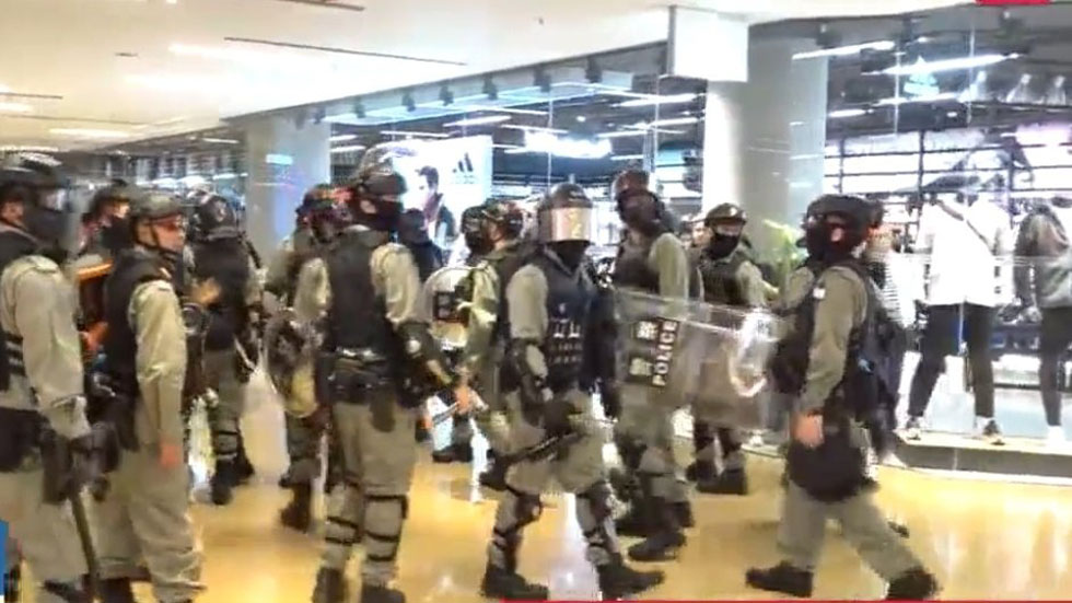 Hombre corta oreja a concejal durante manifestación en Hong Kong - policias-en-tai-koos-cityplaza