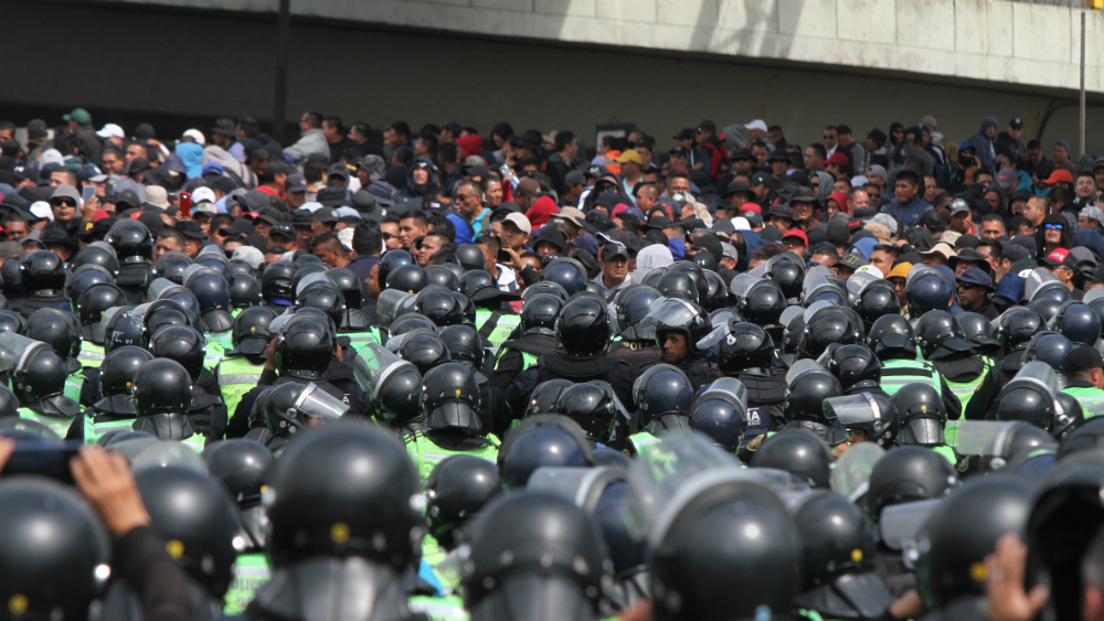 Enfrentamiento con policías federales deja 32 agentes capitalinos heridos