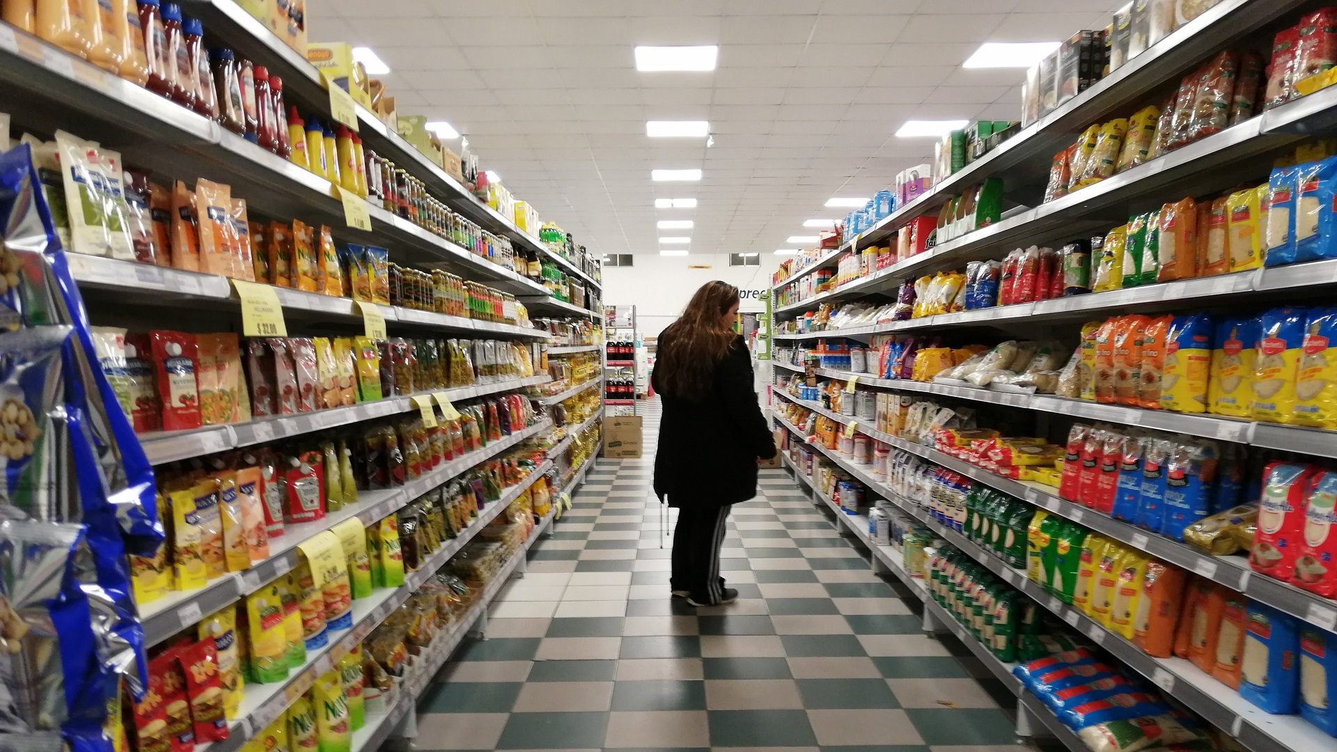 Precios al consumidor en Argentina suben 50.5% interanual en octubre