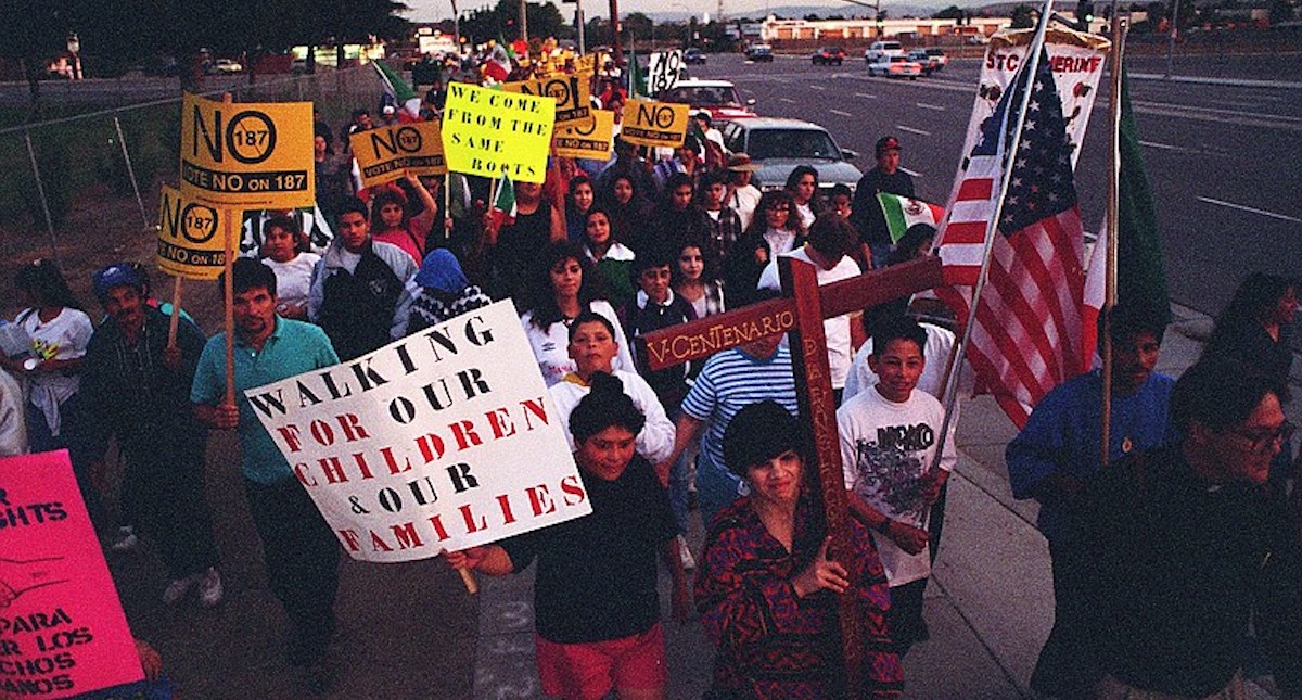 Cumple 25 años la ley antimigrante que cambió el color político de California