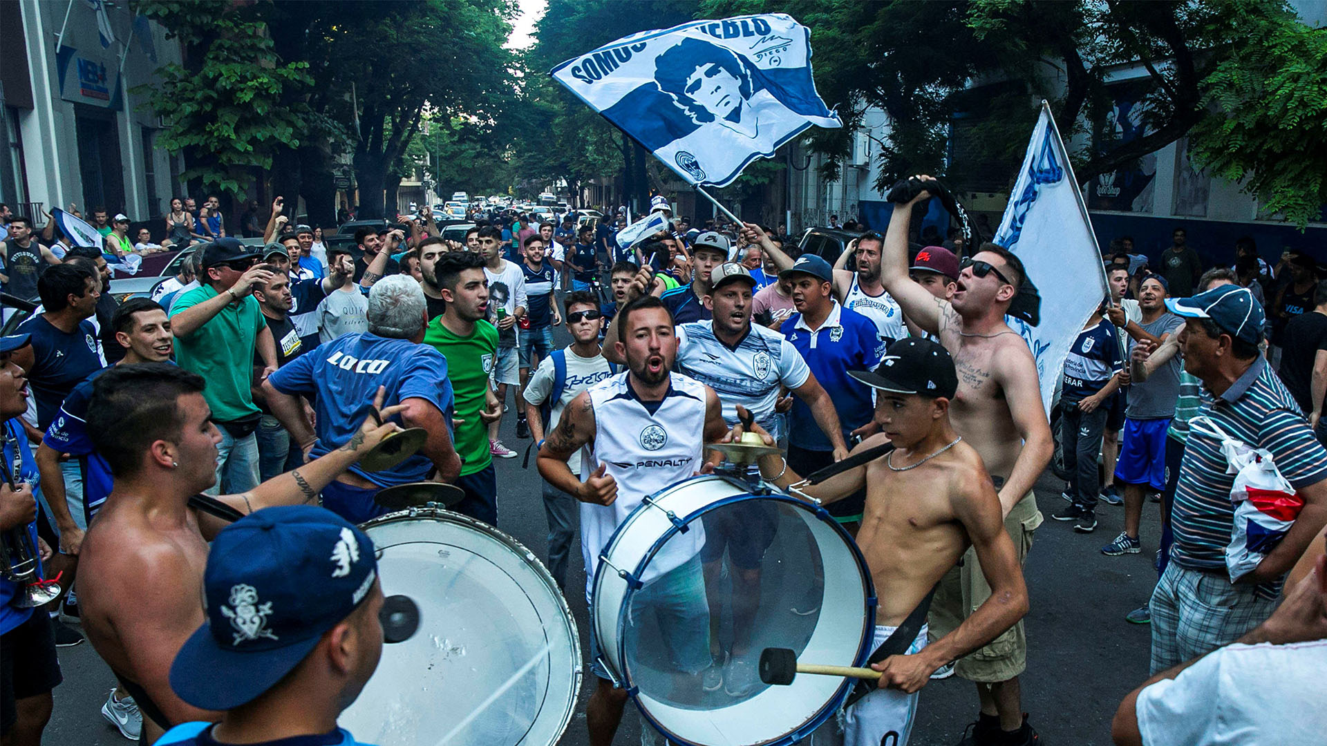 Aficionados exigen regreso de Maradona a Gimnasia y Esgrima
