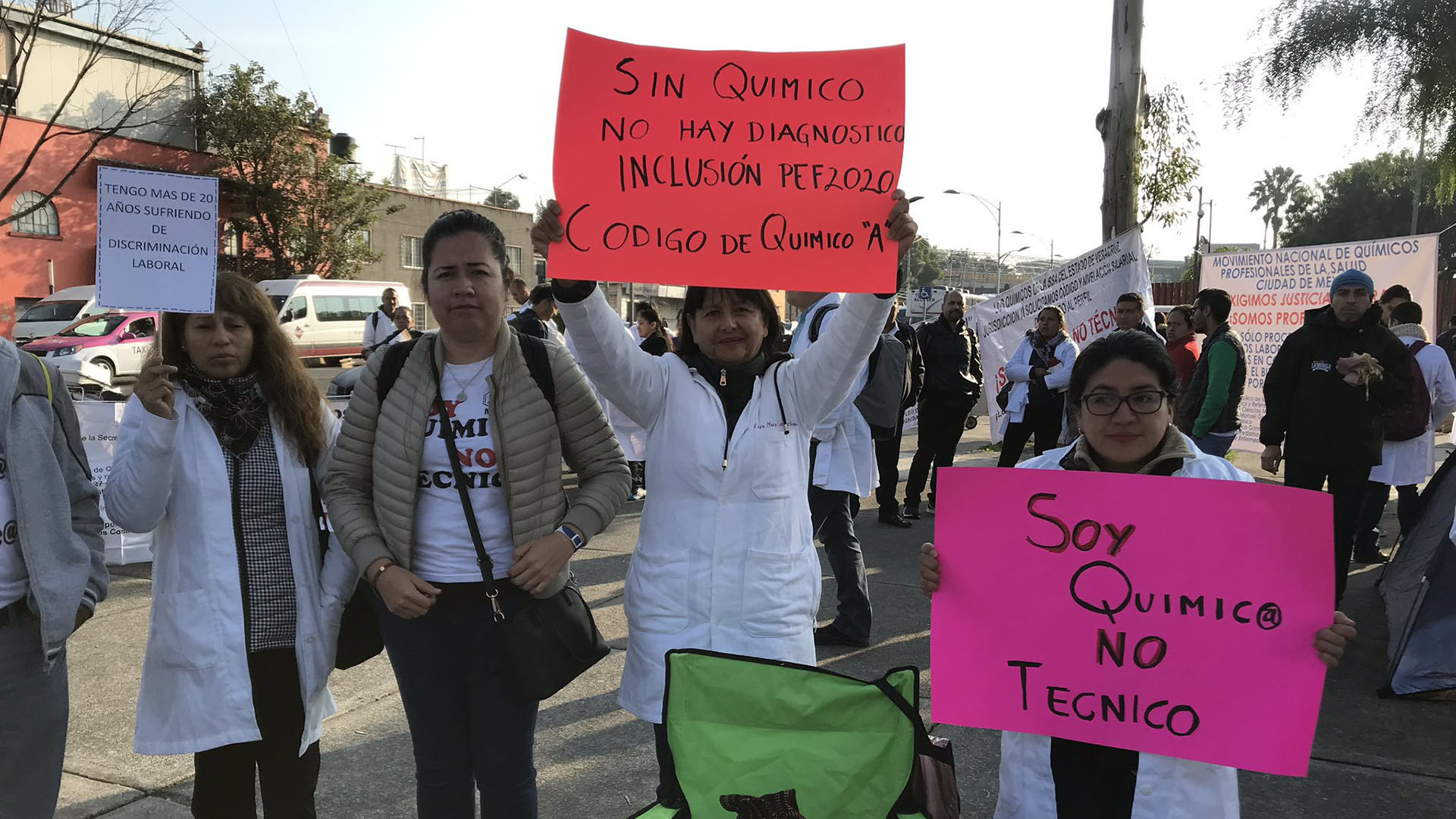 Químicos exigen prestaciones con manifestación en Cámara de Diputados