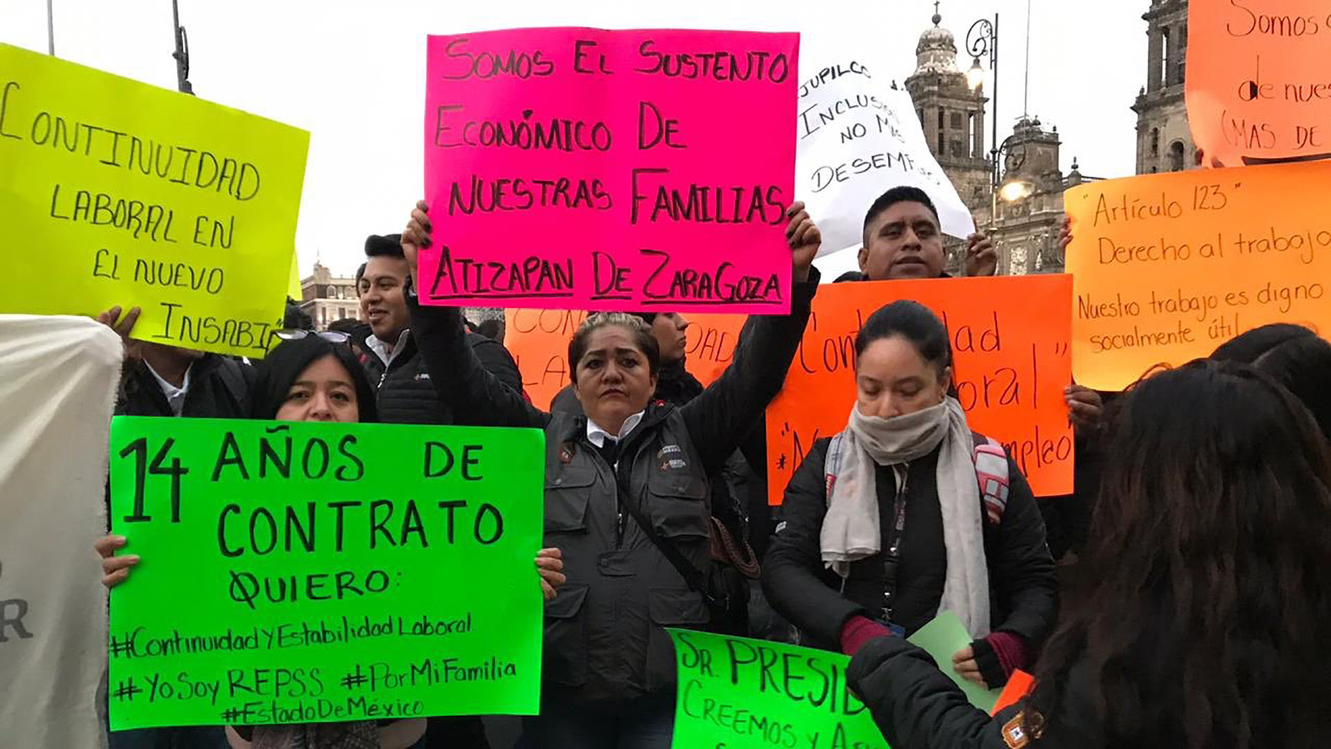 Trabajadores del Seguro Popular se manifiestan en Palacio Nacional - protesta-frente-a-palacio-nacional
