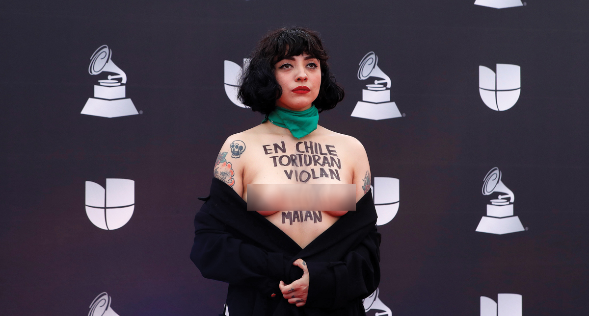 Mon Laferte protesta contra gobierno chileno en los Latin Grammys - protesta-mon-laferte