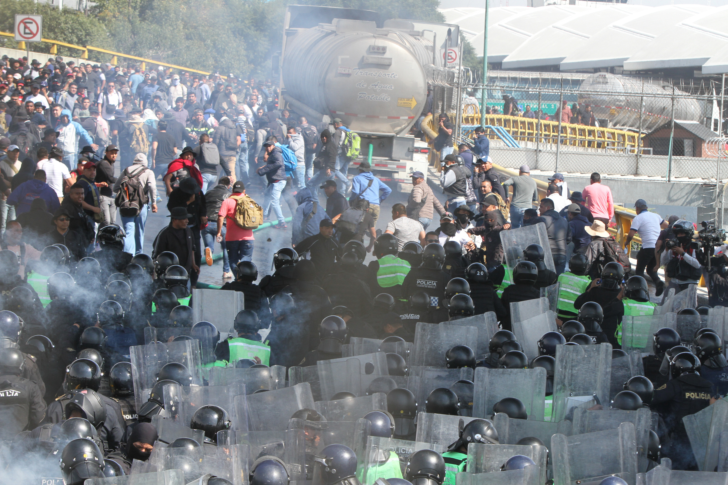 Protesta de Policías Federales en inmediaciones del AICM