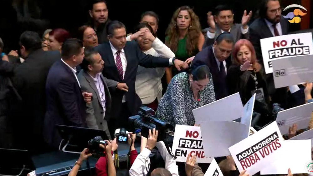 Entre jaloneos y empujones, Rosario Piedra rinde protesta como titular de la CNDH