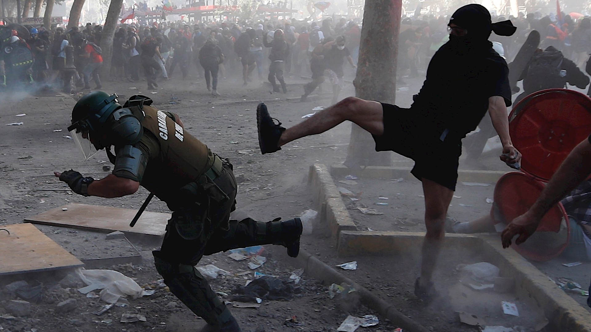 Continúan las protestas en Chile, atacan Embajada de Argentina - protestas-chile-violencia-2