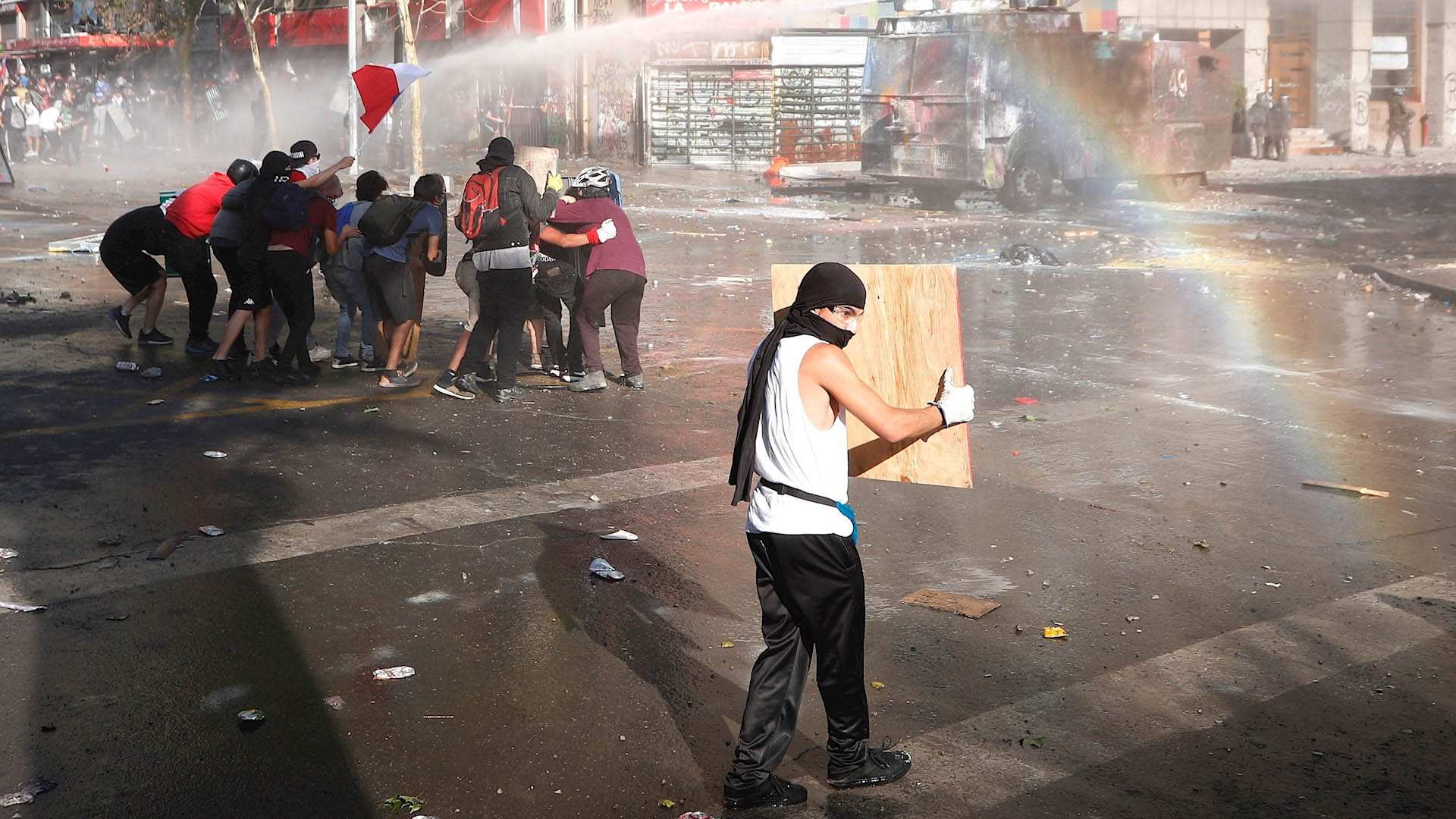 Continúan las protestas en Chile, atacan Embajada de Argentina