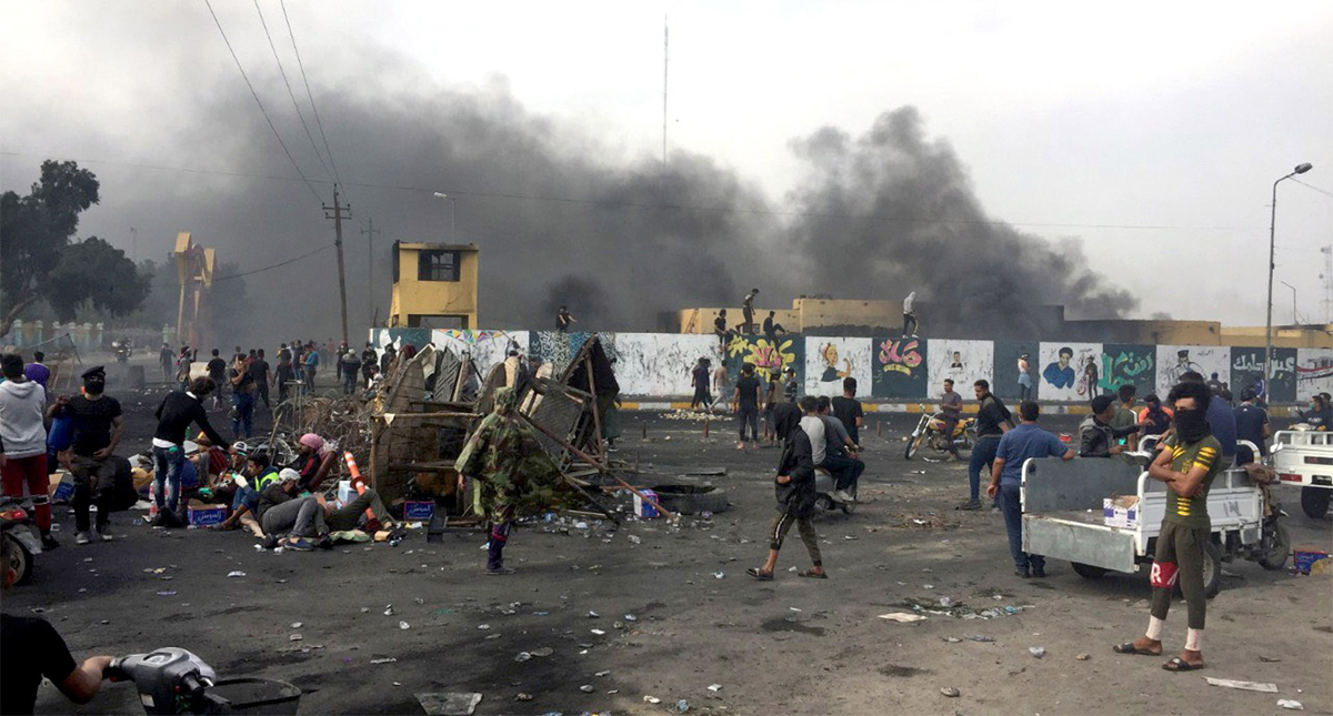 Continúan protestas en Irak pese a renuncia del primer ministro