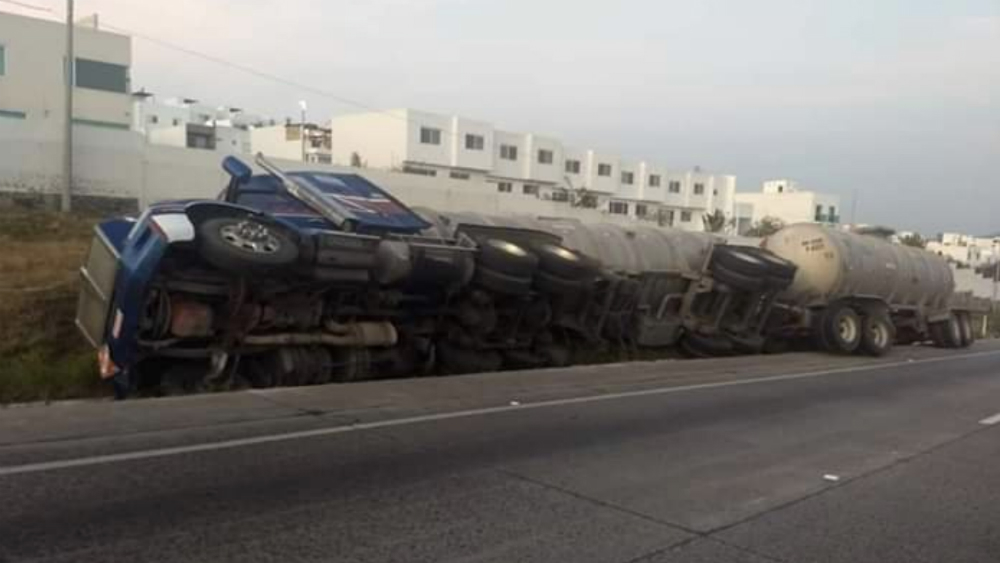 Cierran Libramiento Noreste de Querétaro por volcadura de tráiler