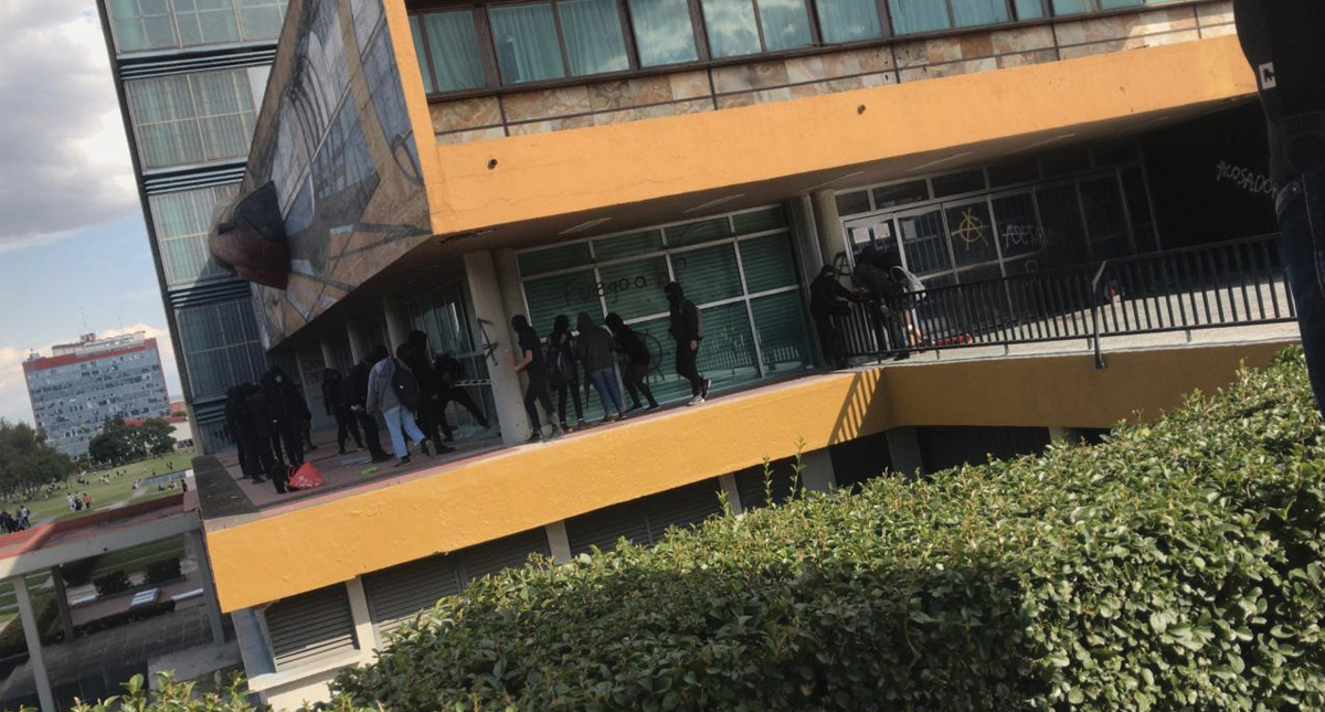 UNAM denuncia “embate artero” por parte de “comando de delincuentes embozados”