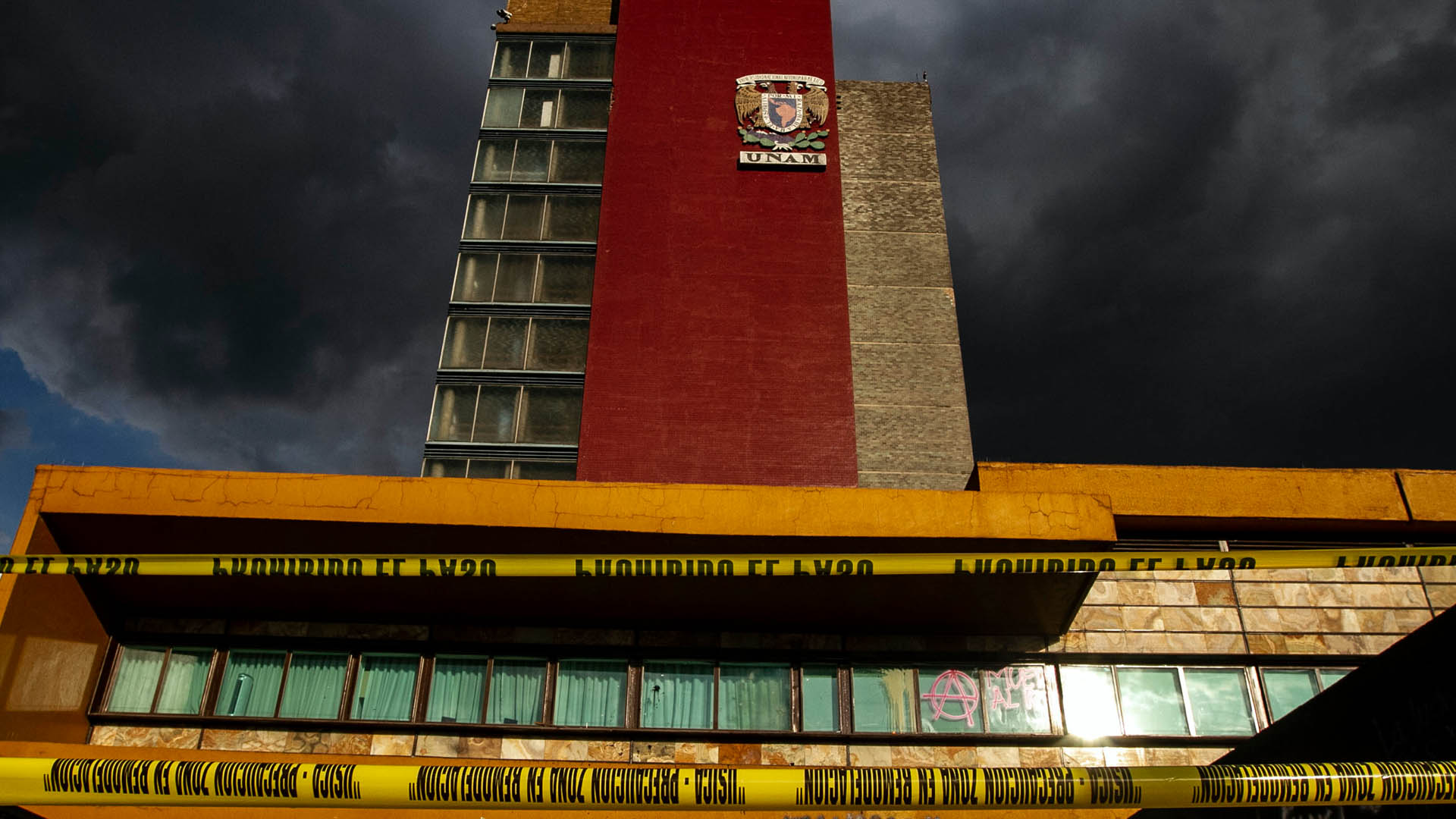 Graue inspecciona Rectoría tras ataque de delincuentes