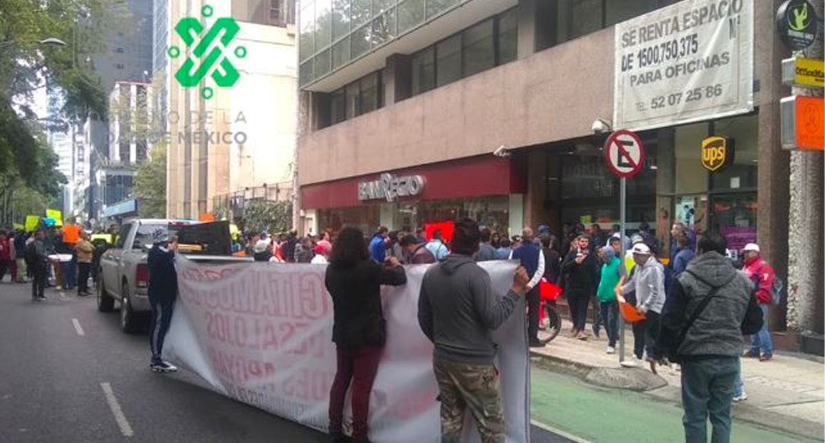 Deudores de la banca bloquean carriles laterales frente a Reforma 404
