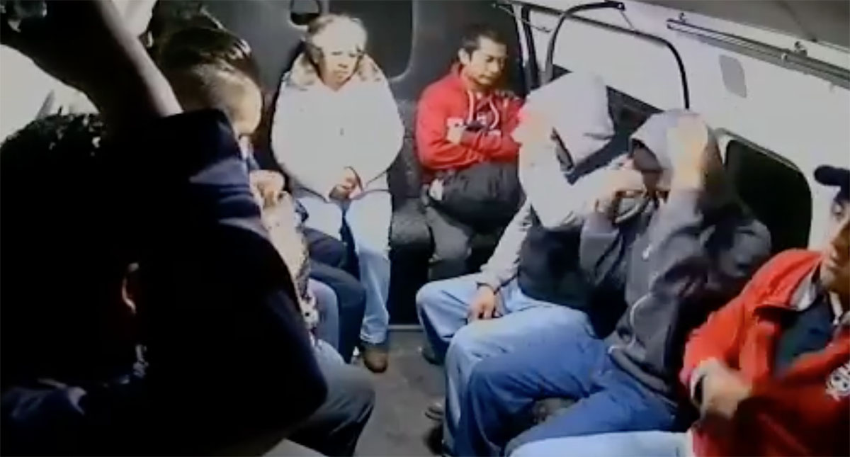 #Video Pasajeros entregan con resignación pertenencias a asaltante - resignacion-de-usuarios-tras-asalto