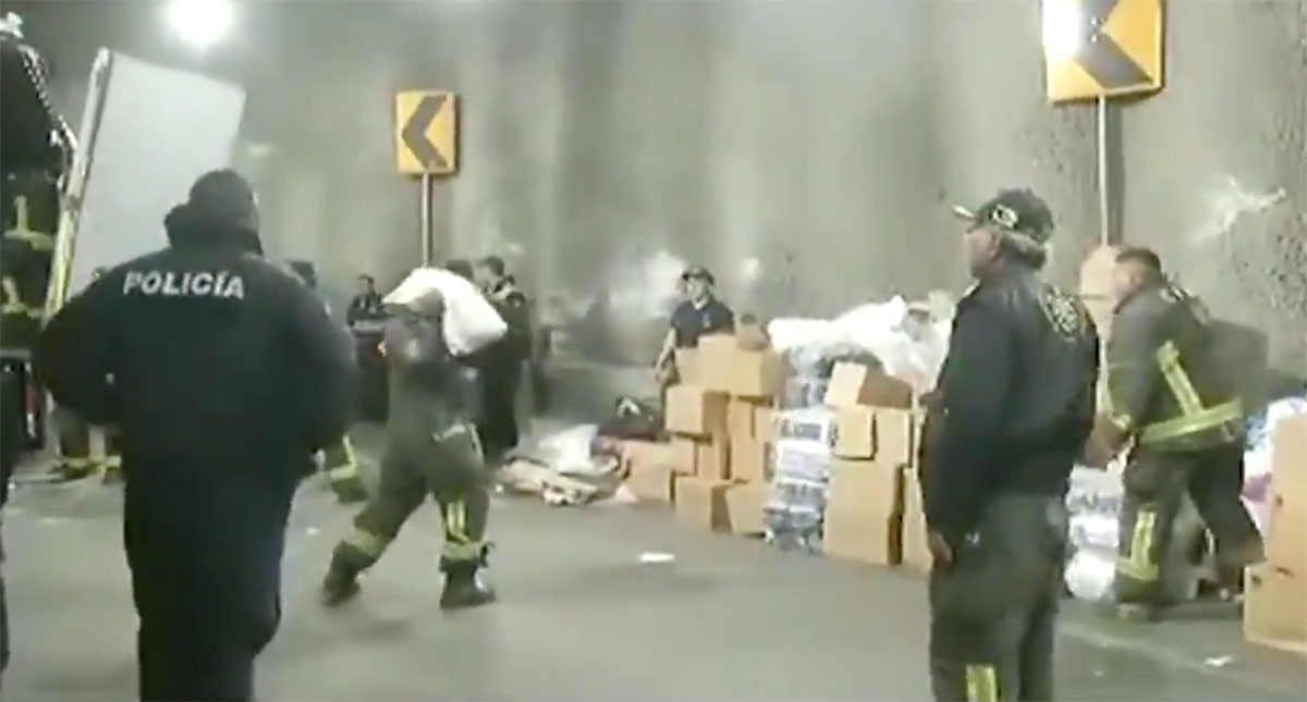 Vuelca camión de alimento para mascotas en deprimido de Mixcoac - retiro-de-carga-regada-en-deprimido-de-mixcoac