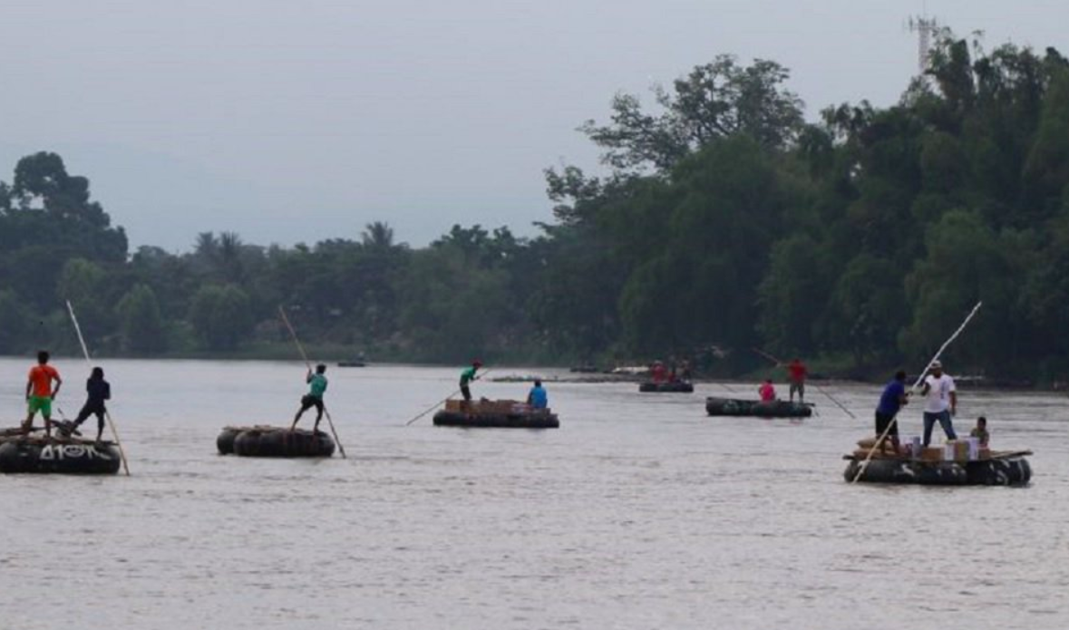 Debido a cierre de aduana, cientos cruzan en balsas el Suchiate