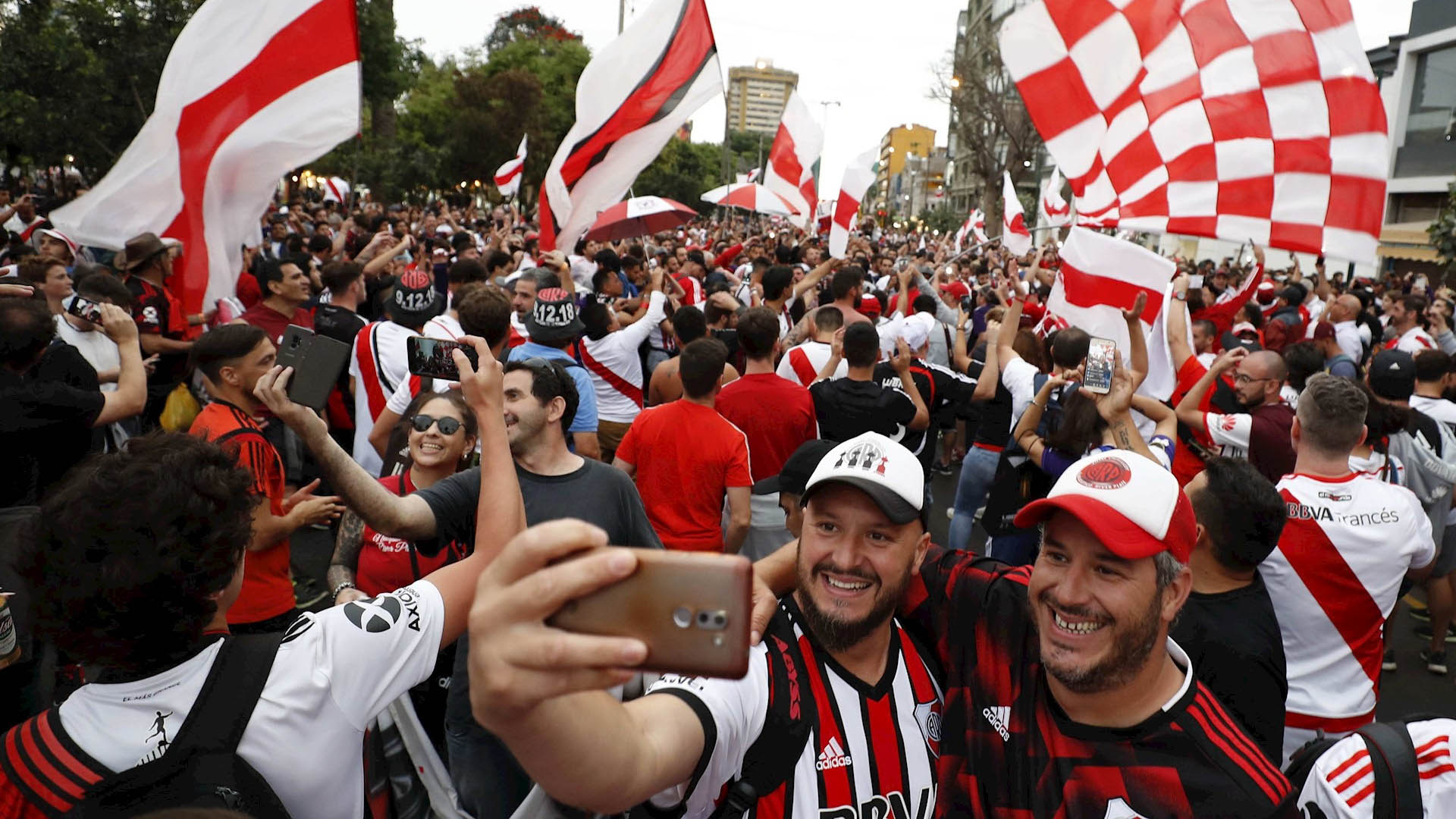 Aficionados de River Plate realizan “banderazo” masivo en Lima